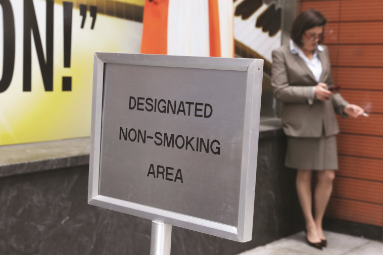 &quot;50 שנה של מאבק ועדיין שליש מהגבים באירופה מעשנים&quot;. צילום: רויטרס