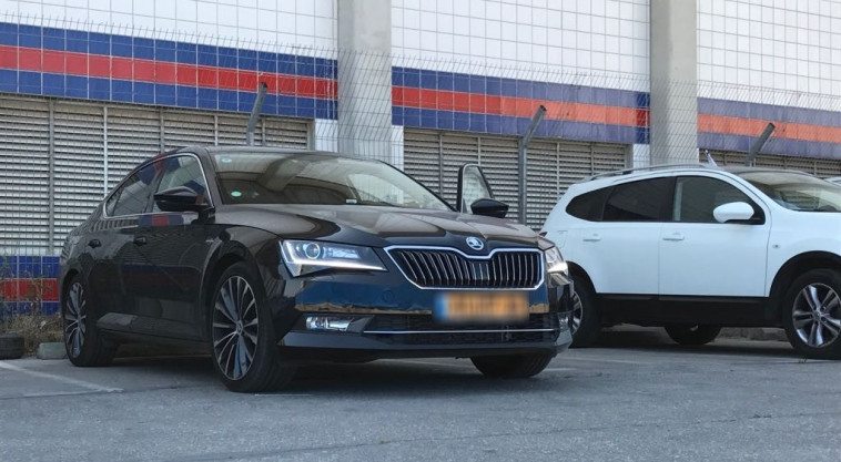 רכבו של השר דרעי סמוך למשרדי להב 433. צילום: אבשלום ששוני