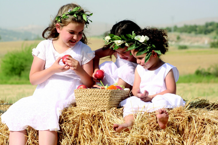 ראשינו עטורים. &quot;חגיגה בלבן&quot;. צילום: דודי לזר, יח&quot;צ