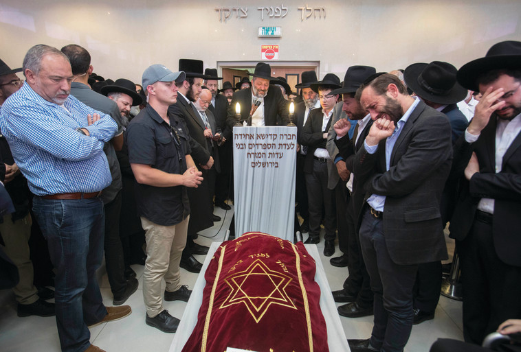 הלוויית אמו של השר דרעי. &quot;היינו קרובים מאוד&quot;. צילום: פלאש 90