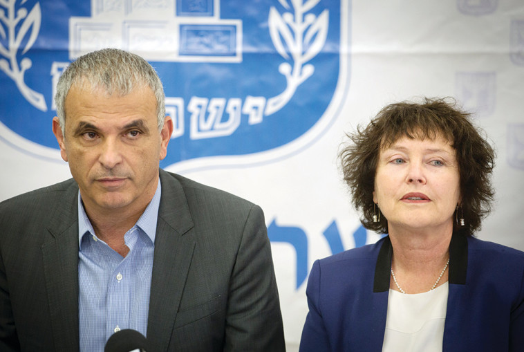עם הנגידה קרנית פלוג. "מעדיף לא לתת לה ציונים". צילום: הדס פרוש, פלאש 90 עם הנגידה קרנית פלוג. "מעדיף לא לתת לה ציונים". צילום: הדס פרוש, פלאש 90