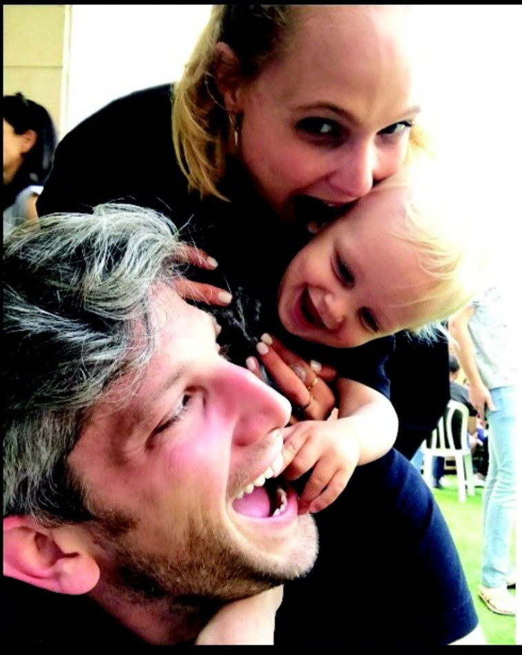 דואני עם בעלה חן מונצז' והתינוק נורי. צילום: אינסטגרם