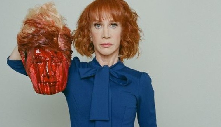 הקומיקאית קתי גריפין עם הבובה בדמות טראמפ. צילום מסך טוויטר