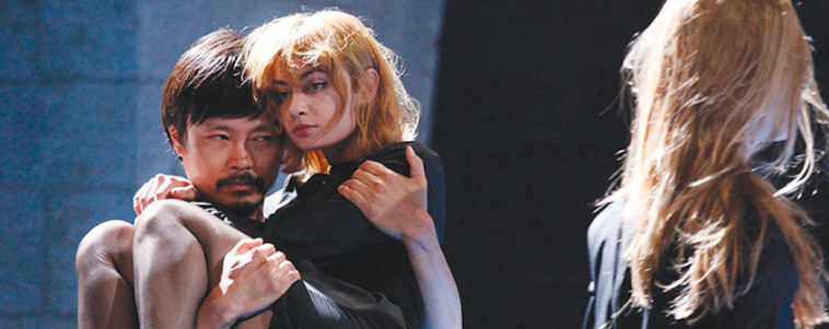 &quot;ומה אעשה בחרב הזאת?&quot;, אחת מההצגות עליהן נסובה המחלוקת החדשה. צילום: יח&quot;צ