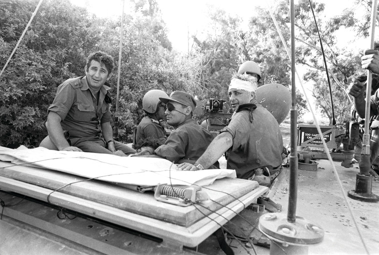 משה דיין ואריאל שרון, מלחמת יום כיפור. צילום: אברהם ורד, &quot;במחנה&quot; 