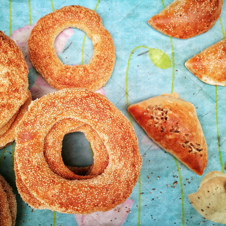 להיזהר מהחום. סמבוסות ובייגלים