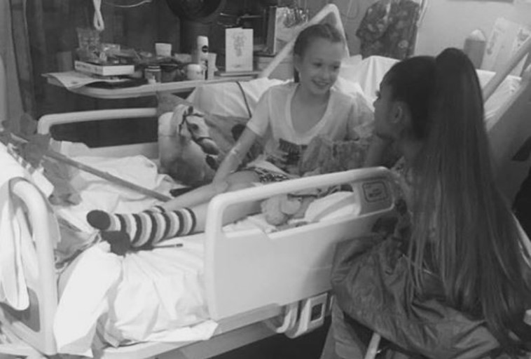 אריאנה גרנדה בבית החולים במנצ'סטר