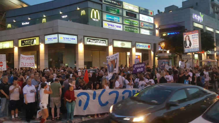 הפגנה מול בית היועמ&quot;ש. צילום: אלון חכמון