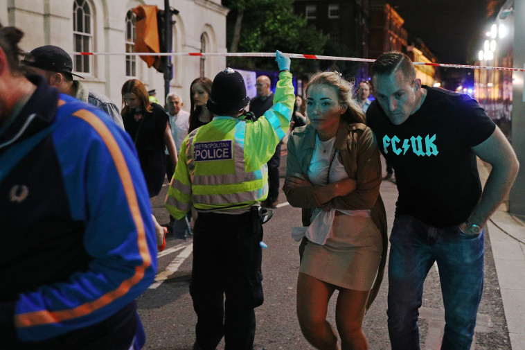 אזרחים בריטים מחוץ לאזור המתקפה. צילום: רויטרס