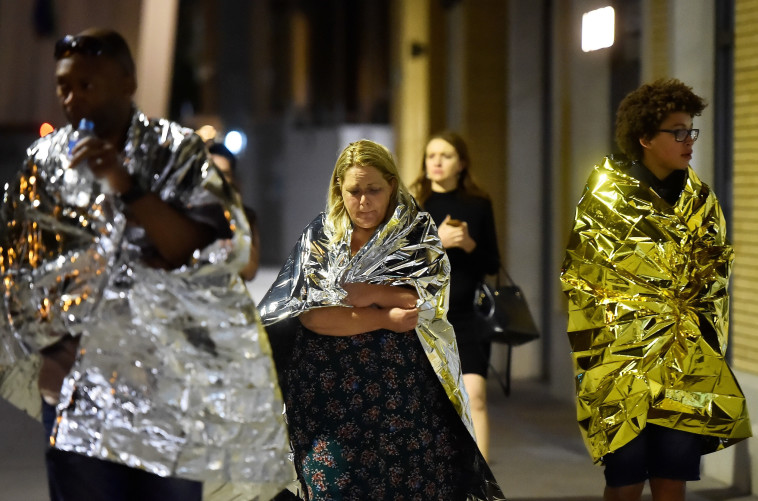 אזרחים בריטים מחוץ לזירת הפיגוע בלונדון. &quot;אירופה מסרבת להכיר שהיא במלחמה&quot;. צילום: רויטרס