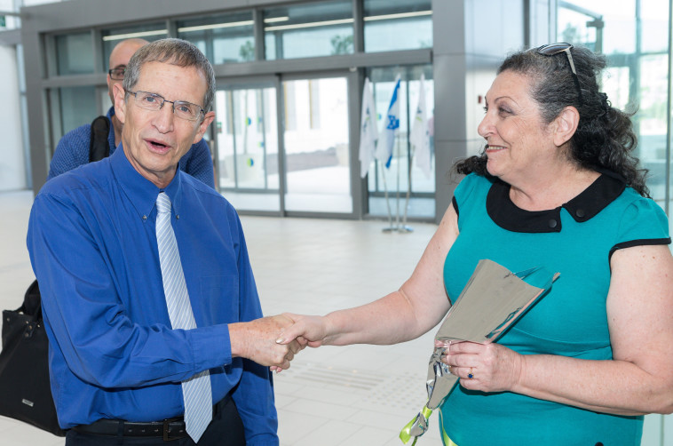 מנהל בית החולים פרופ' חיים ביטרמן עם אחת המטופלות הראשונות