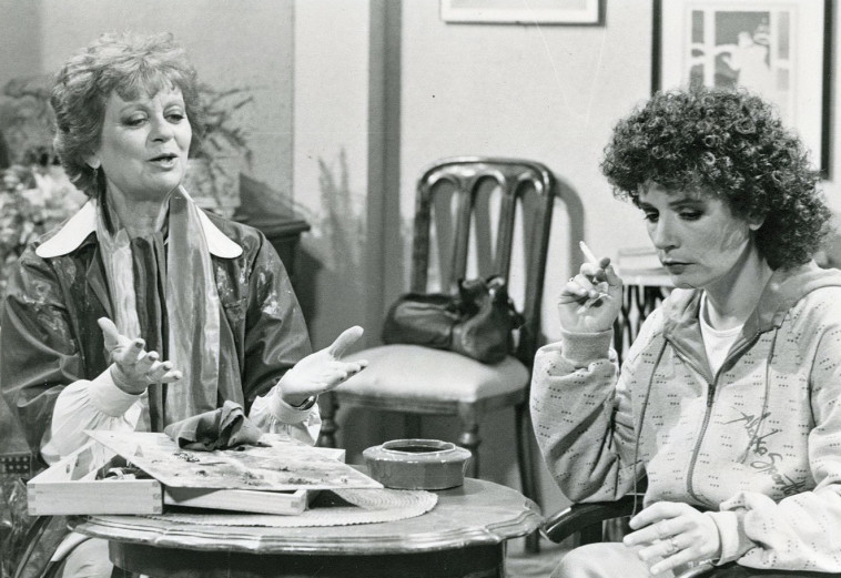 חנה מרון ב&quot;קרובים קרובים&quot;