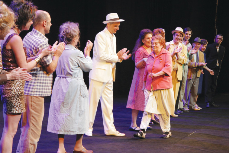 חנה מרון בהצגה &quot;אורזת המזוודות&quot;. צילום: אליצור ראובני