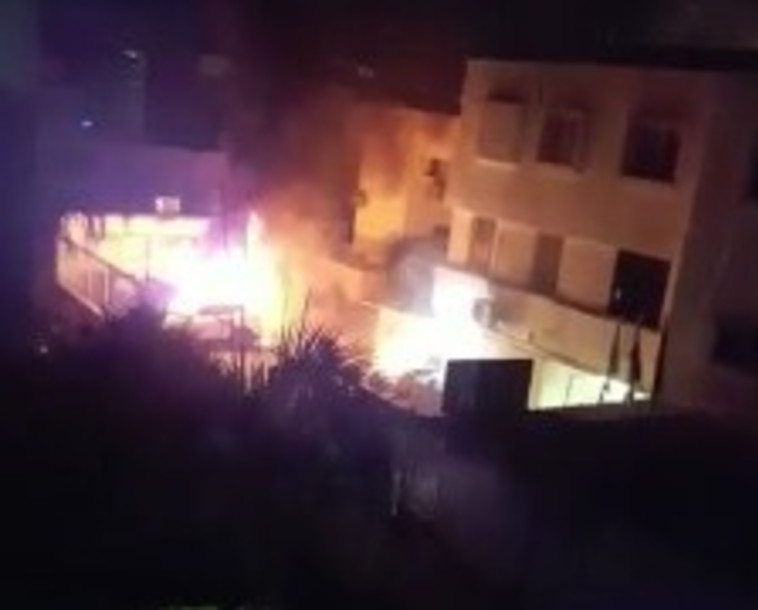 אש משתוללת בכפר קאסם. צילום: קבוצת מדברים תקשורת