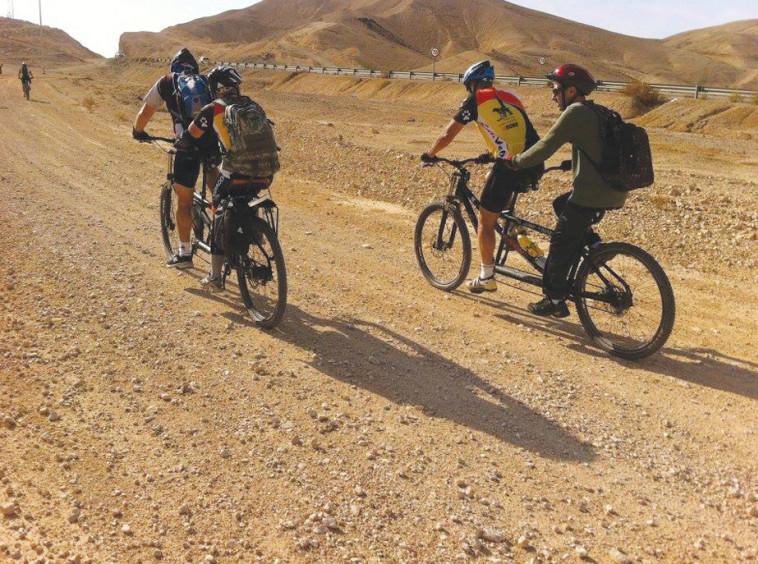 רכיבת אופני טנדם: המקום שבו עיוורים ורואים משתפים פעולה