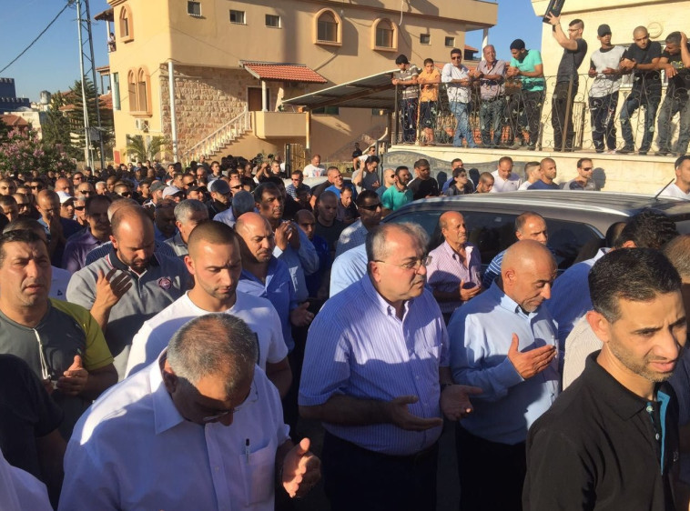 ח&quot;כים בהלוויה של מוחמד טהה. לטענת טיבי, &quot;המשטרה מתייחסת לערבים כאל אויב&quot;