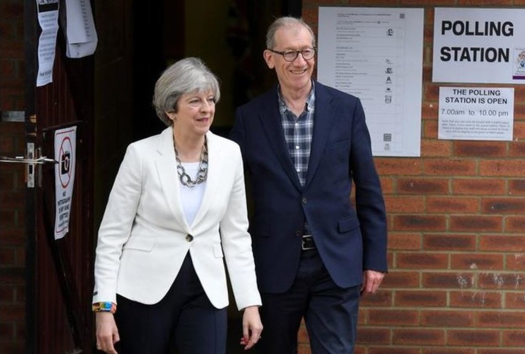 מיי ובעלה מצביעים בבחירות. צילום: רויטרס