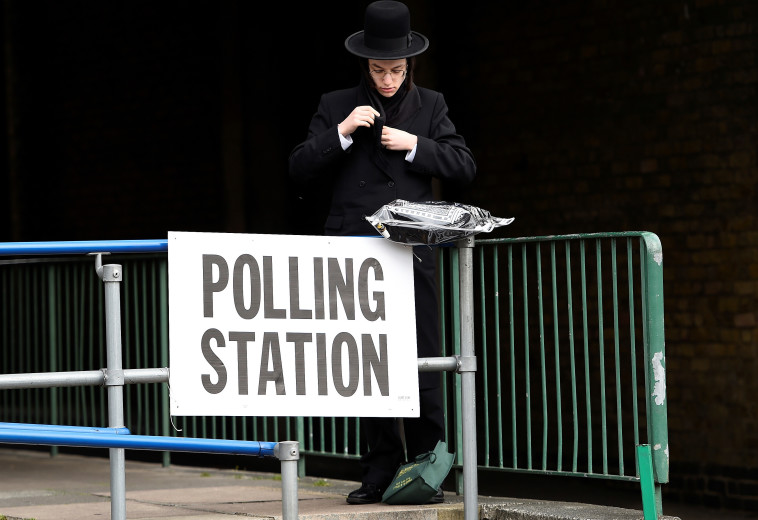 אזרח בריטי יהודי מנצל את זכות ההצבעה. צילום: רויטרס