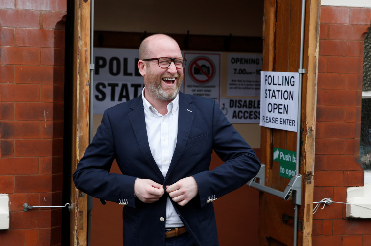 מועמד המפלגה העצמאית של בריטניה פול נאטן מצביע. צילום: רויטרס