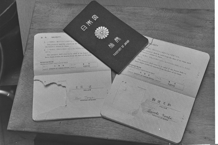 דרכוניהם של המחבלים בפיגוע. צילום: פריץ כהן, לע&quot;מ