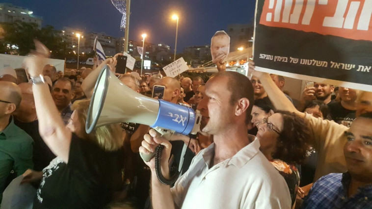 הפגנה מול בית היועמ"ש. צילום: אלון חכמון הפגנה מול בית היועמ"ש. צילום: אלון חכמון