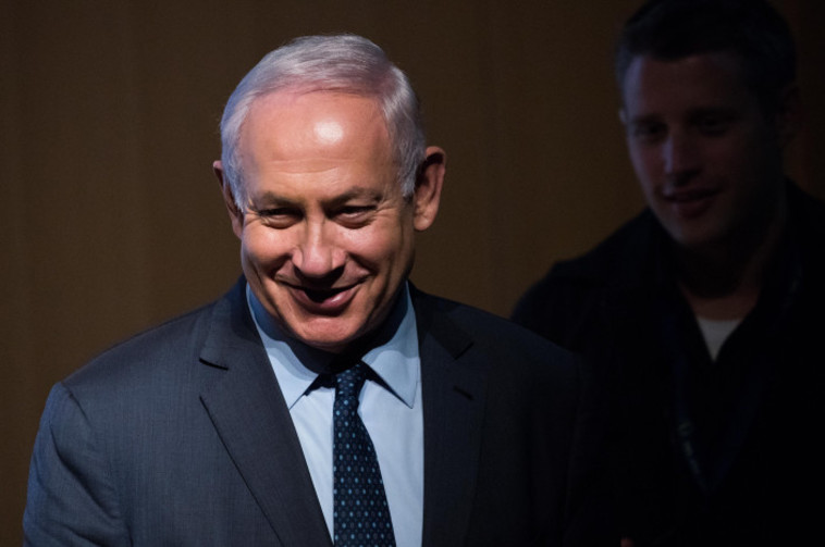 מצליח לג'נגל את הכדורים, נתניהו. צילום: יונתן זינדל, פלאש 90