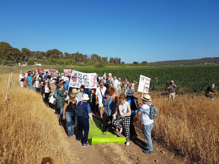 פעילי שלום מסמנים את הקו הירוק, צילום: נדין אשרף, נווה שלום