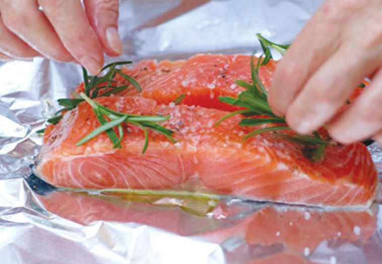 נתח סלמון ברוזמרין. צילום: פסקל פרץ רובין