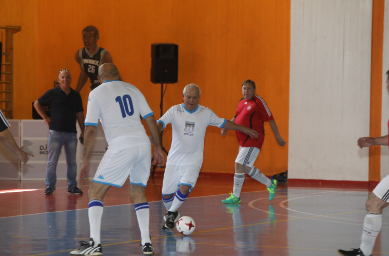 שר הרווחה חיים כץ שועט לעבר השער. צילום: דוברות הכנסת, נועם ריבקין פנטון