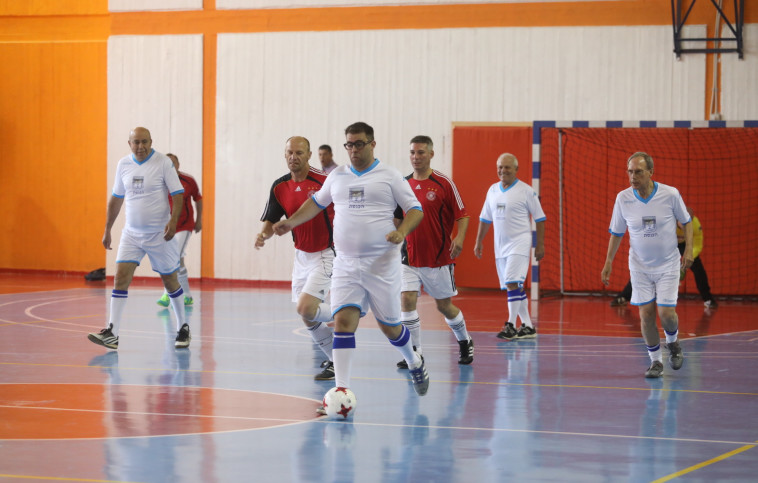 אורן חזן עם הכדור. לא הצליח לכבוש. צילום: דוברות הכנסת, נועם ריבקין פנטון