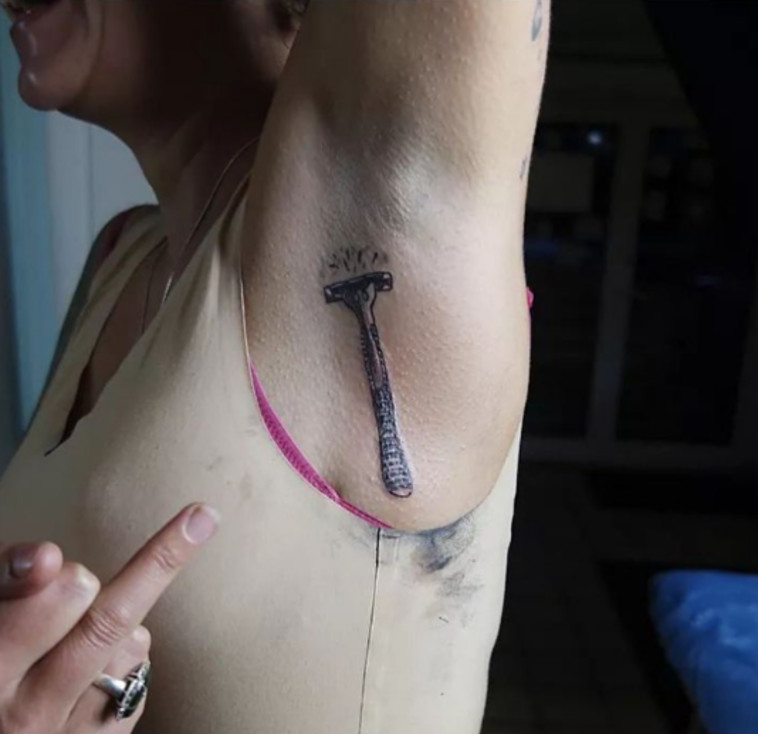 רק כדי שאף אחד לא יתהה אם היא מתגלחת או לא. קעקוע של סכין גילוח. אינסטגרם