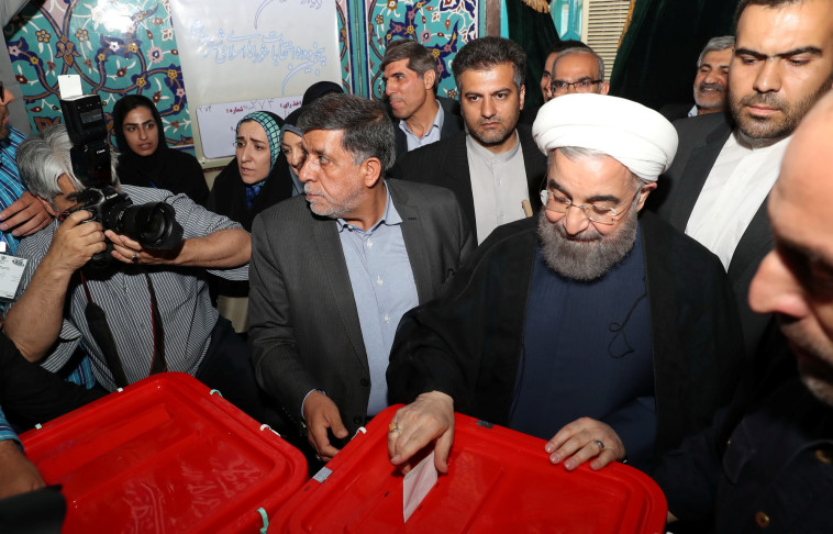 רוחאני מצביע בבחירות האחרונות באיראן. צילום: רויטרס