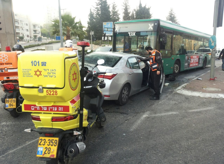 זירת התאונה, הרכב הפרטי נסע בנתיב הנגדי. צילום: תיעוד מבצעי מד&quot;א