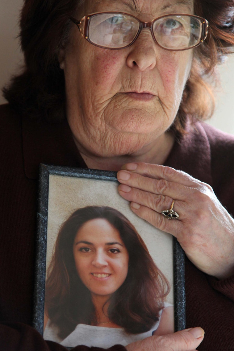 אמה של תמר ברז ז&quot;ל עם תמונתה. צילום ארכיון: יונתן שאול
