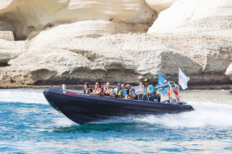 סירת טורנדו בטרק ים אכזיב. שיט מהיר ומלהיב. צילום: טרם ים אכזיב 