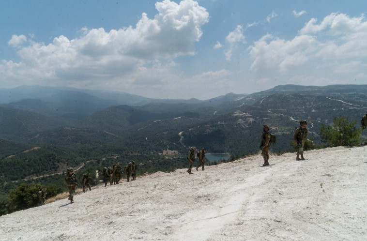 חיילי החטיבה פושטים על כרים נטושים בקפריסין. צילום: דובר צה&quot;ל