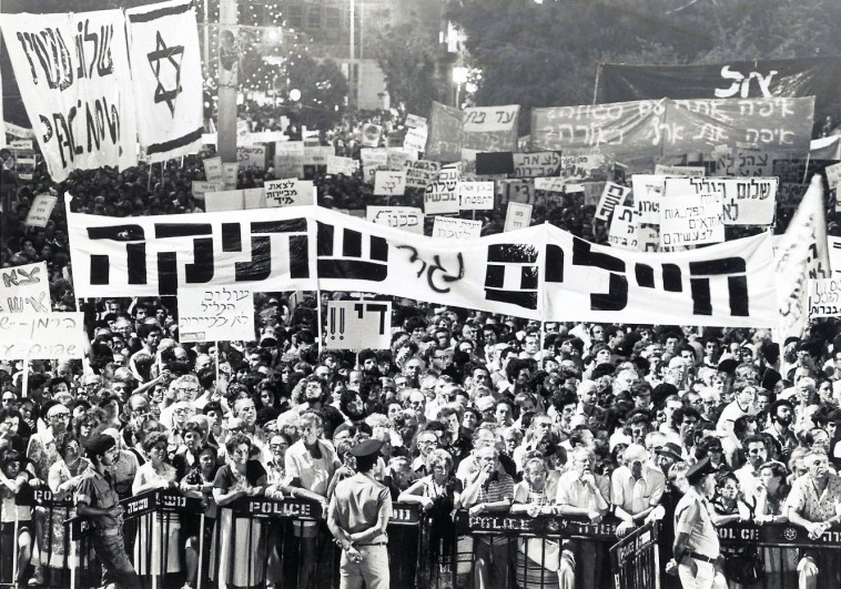 מפגינים בכיכר מלכי ישראל לאחר הטבח בסברה ושתילה. צילום:ראובן קסטרו