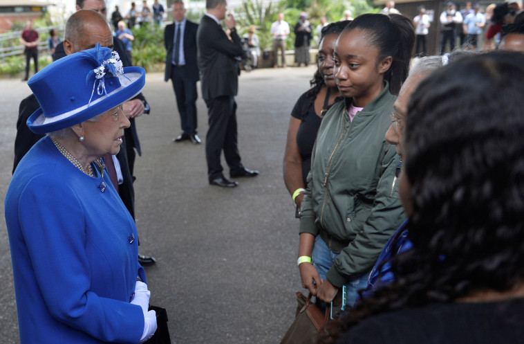 המלכה אליזבת מבקרת את נפגעי האסון. צילום: רויטרס
