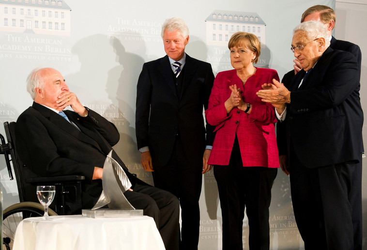 קוהל עם מרקל, קיסינג'ר וקלינטון. צילום: רויטרס