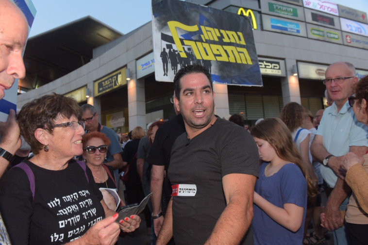 מני נפתלי בהפגנה נגד מנדלבליט, צילום: אבשלום ששוני