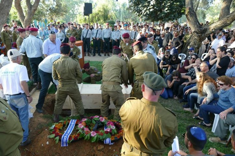 הלווייתו של יובל מנע. &quot;איבדתי את החבר הכי טוב שלי&quot;. צילום: אבשלום ששוני