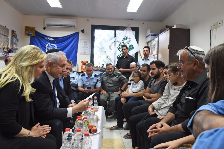 בני הזוג נתניהו מנחמים את בני משפחת מלכא. צילום: קובי גדעון, לע&quot;מ