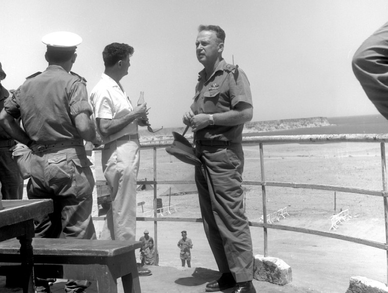 יצחק רבין בביקור בשארם א שייח' במהלך המלחמה. צילום: אלכס אגור, &quot;במחנה&quot;, באדיבות ארכיון צה&quot;ל במשרד הביטחון