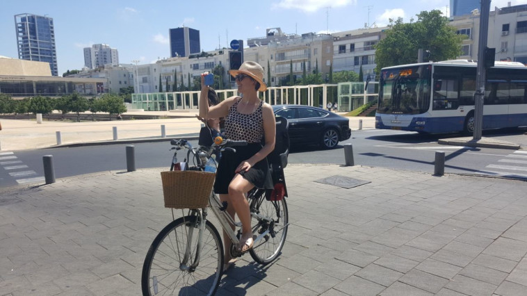 שפרה קורנפלד מצלמת את השפחות.