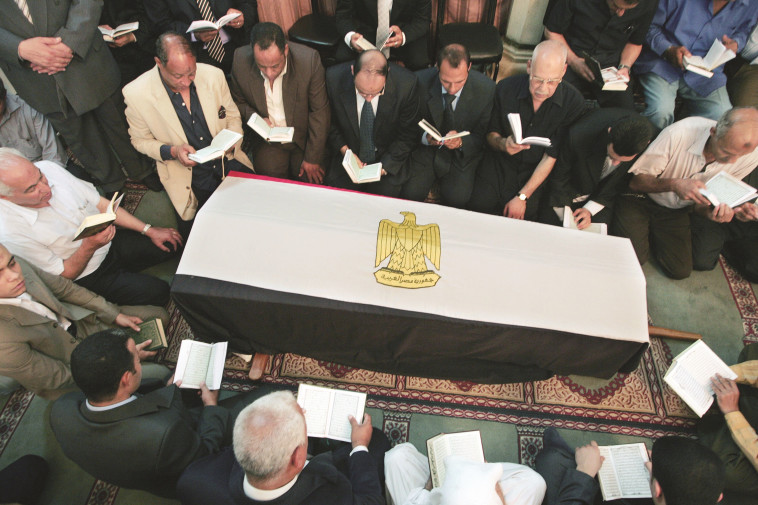 נקבר כגיבור. לוויית אשרף מרואן, צילום: AFP