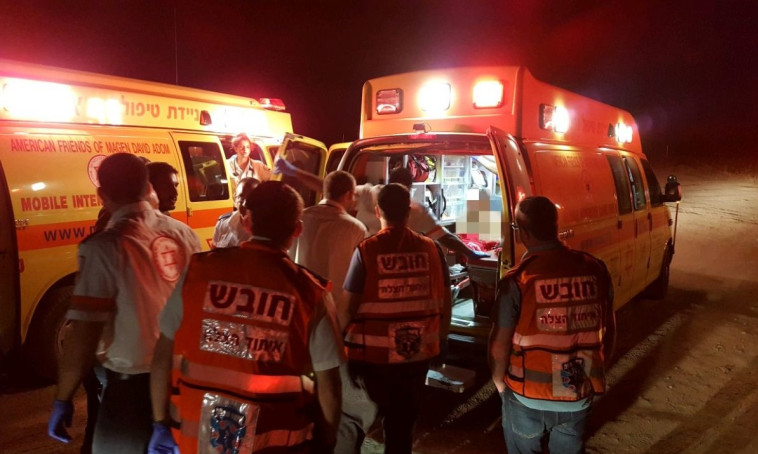 כוחות מד&quot;א מעניקים טיפול לפצועים באליקים. צילום: דוברות מד&quot;א