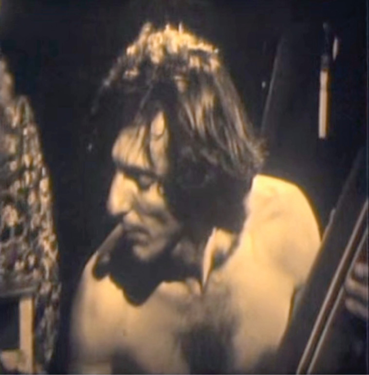 שלמה בר במחזמר המחאה &ldquo;קריזה&quot; , שנות ה־70. צילום מסך: יוטיוב