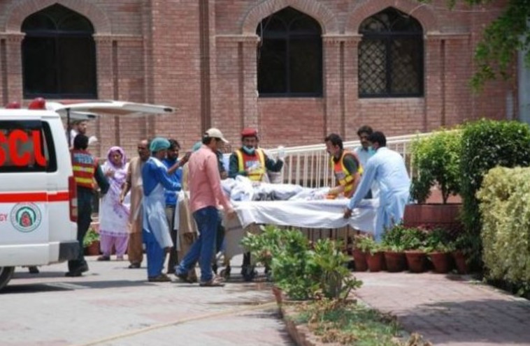 פצועים מפונים מאזור השריפה בפקיסטן. צילום: רויטרס