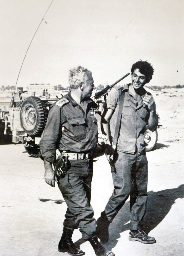 עם אביו במלחמת יום הכיפורים. "לא חייתי במשפחה עם אגו נפוח".