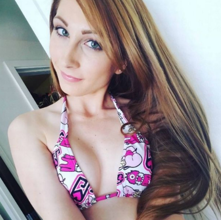 לא חושבת שיש ניגוד מוסרי בין הוראה לפורנו. נינה סקיי/אינסטגרם